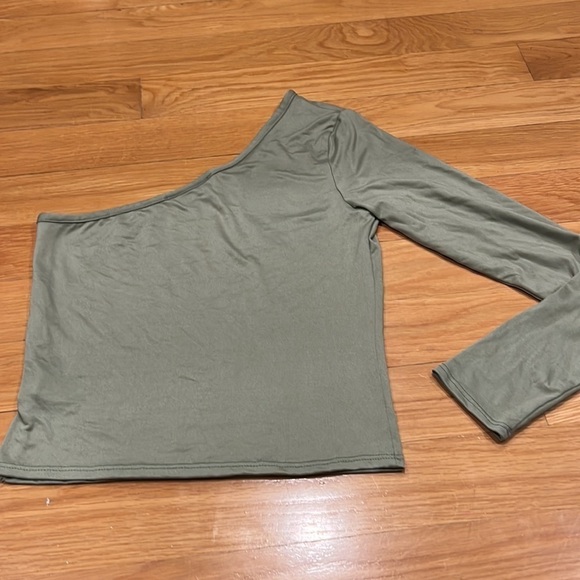 Brit & Bri green one shoulder top size medium. - Picture 6 of 7